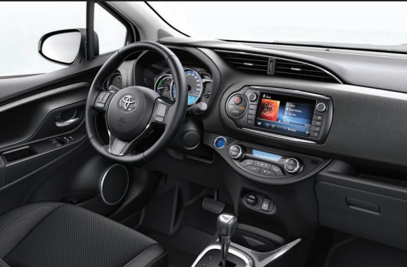 TOYOTA Yaris 1.5 VVT-i HSD Trend - Image 2