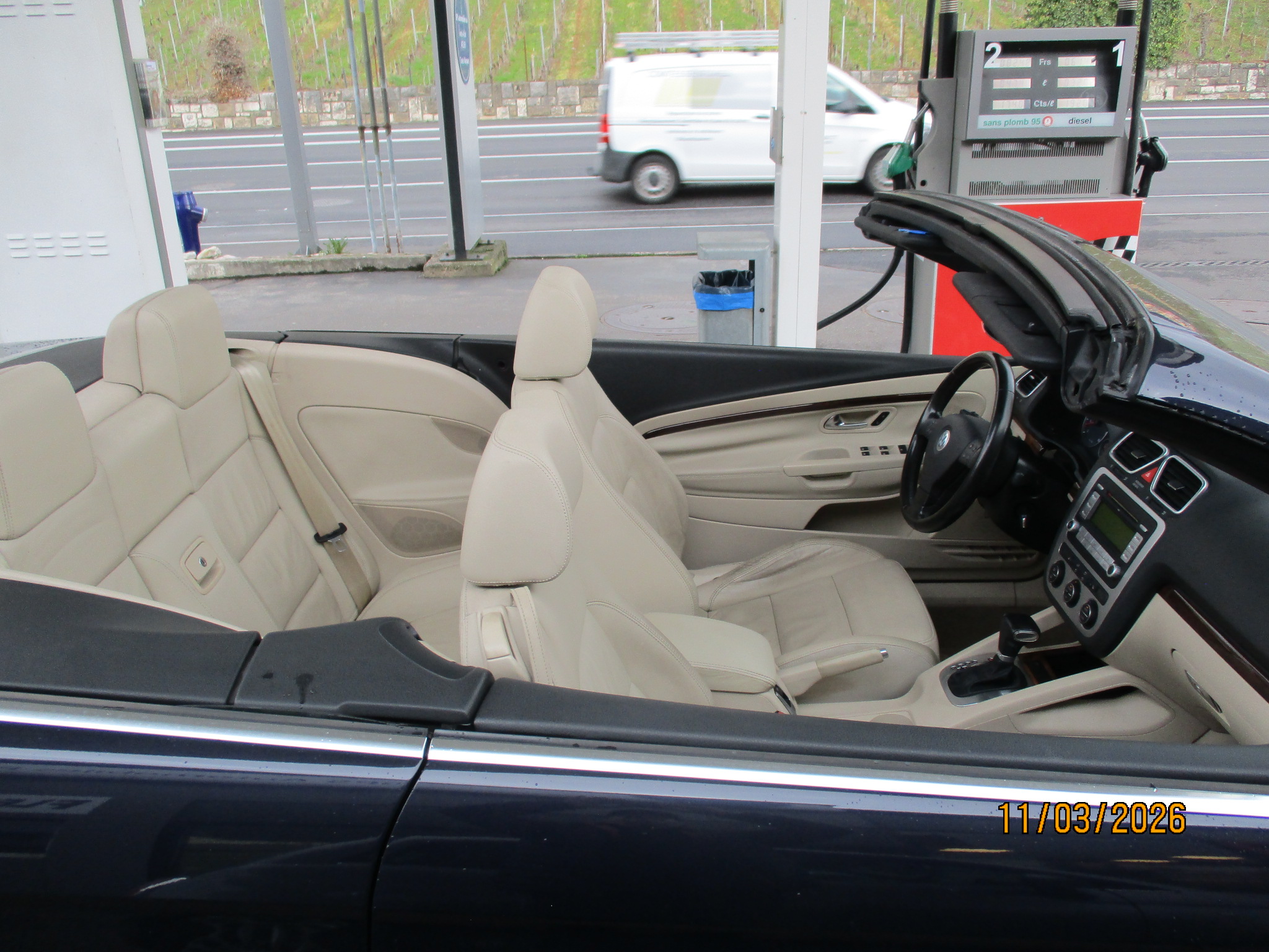 VW Eos 3.2 V6 CABRIOLET - Image 3